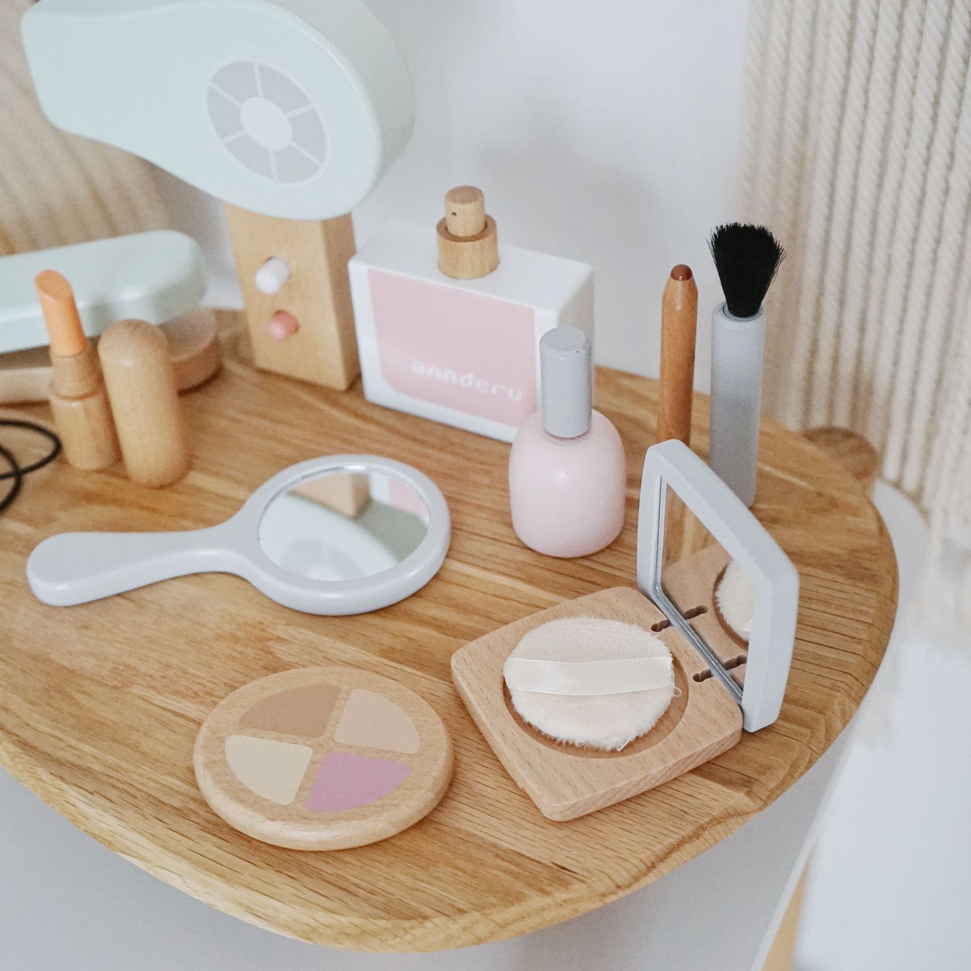 لعبة لعب دور مكياج محاكاة مونت - مراجعة Your Beauty Makeup وسعره
