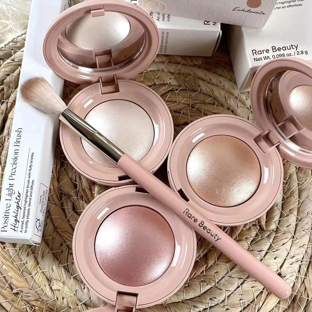 ريير بيوتي هايلايتر بملمس حرير - مراجعة Huda Beauty Makeup Set وسعره